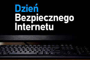 Na tle laptopa napis &quot;Dzień bezpiecznego internetu&quot;