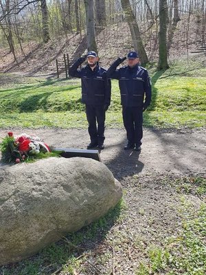 Podinsp. Roman Zawiślak oraz podkom. Andrzej Wojtan salutują .