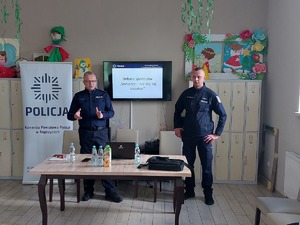 Po lewej stronie stoi Komendant komisariatu Policji w Sędziszowie Małopolskim a po prawej dzielnicowy rejonu Zagorzyce. Funkcjonariusze uczestniczą w debacie społecznej