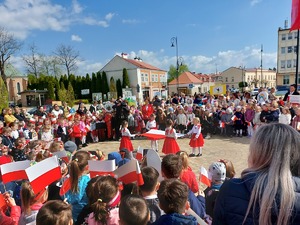 Na ropczyckim rynku liczna grupa dzieci w biało czerwonych barwach.