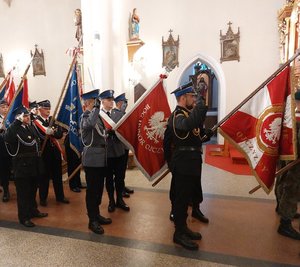 W kościele widoczne są poczty sztandarowe różnych jednostek. Na pierwszym planie znajduje się poczet sztandarowy Komendy Powiatowej Policji w Ropczycach.