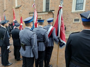 Poczty sztandarowe stoją przed kościołem w Ropczycach. Zdjęcie wykonane od tyłu.