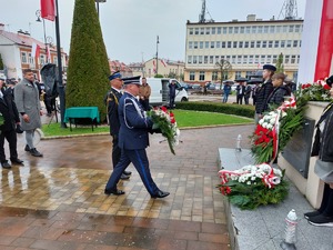 Komendant Powiatowy Policji w Ropczycach składa wieniec okolicznościowy przed pomnikiem na ropczyckim rynku