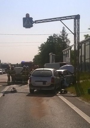 Pojazdy uczestniczące w kolizji drogowej. Auta znajdują sie na drodze krajowej nr 94 w miejscowości Lubzina