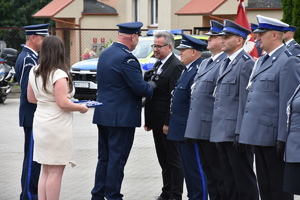 Poseł Kazimierz Moskal odznaczany przez funkcjonariusza medalem
