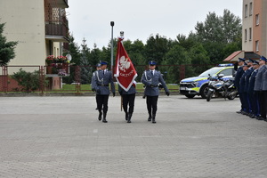 Sztandar ropczyckiej jednostki wyprowadzany z palcu komendy