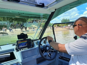 Policjant za sterami motorówki