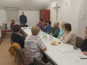 policjanci z seniorami