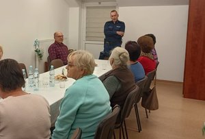 policjanci z seniorami