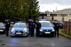 policjanci w trakcie oddawania hołdu
