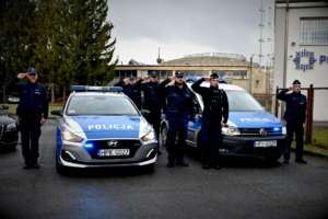 policjanci w trakcie oddawania hołdu
