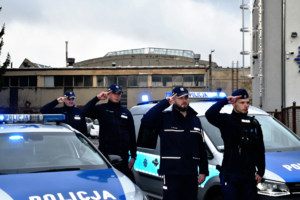 policjanci w trakcie oddawania hołdu