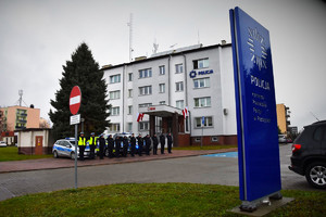 policjanci w trakcie oddawania hołdu