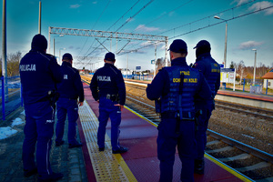 Policjanci w trakcie służby z Służbą Ochrony Kolei