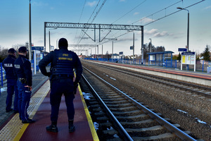 Policjanci w trakcie służby z Służbą Ochrony Kolei