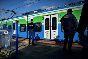 Policjanci w trakcie służby z Służbą Ochrony Kolei