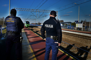 Policjanci w trakcie służby z Służbą Ochrony Kolei