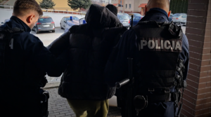 policjanci wyprowadzający z budynku KPP Ropczyce osobę podejrzaną