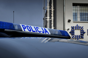 radiowóz, w tle budynek Komisariatu Policji w Sędziszowie Małopolskim