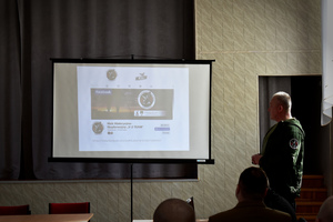 zdjęcie prelegenta z Klubu Eksploracyjno-Historycznego V2 Team z Ostrowa, w tle obraz prezentacji