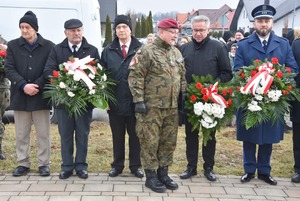 Uroczystości przed pomnikiem, na zdjęciu widoczny Komendant Komisariatu
