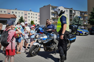 Uczestnicy półkolonii z wizytą w ropczyckiej komendzie