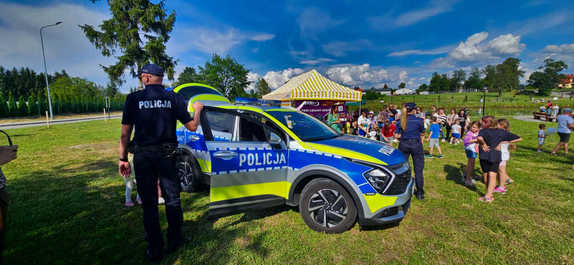 Policjanci na rodzinnym pikniku