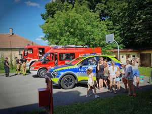Spotkanie z dzielnicowymi podczas pikniku w Szkole Podstawowej w Górze Ropczyckiej