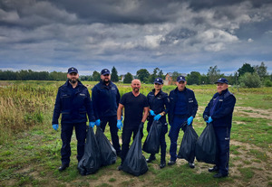 Ropczyccy policjanci włączyli się w akcję Sprzątania Świata