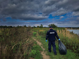 Ropczyccy policjanci włączyli się w akcję Sprzątania Świata