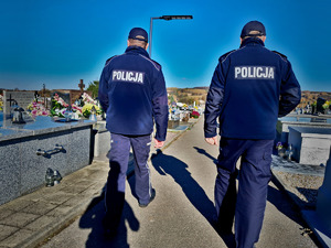 Policjanci dbają o bezpieczeństwo mieszkańców w okresie Wszystkich Świętych