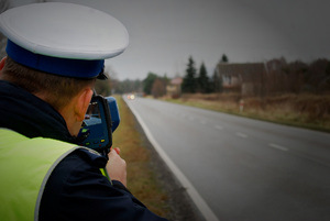 Zdecydowanie za szybko w zabudowanym - policjant dokonujący pomiaru ręcznym miernikiem prędkości