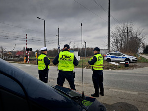 Policjanci i funkcjonariusze Straży Ochrony Kolei podczas wspólnej służby kontrolowali przejazdy kolejowe