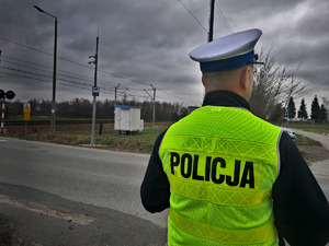 Policjanci i funkcjonariusze Straży Ochrony Kolei podczas wspólnej służby kontrolowali przejazdy kolejowe