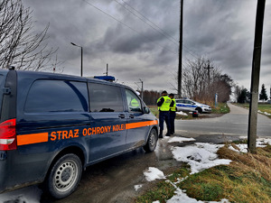 Policjanci i funkcjonariusze Straży Ochrony Kolei podczas wspólnej służby kontrolowali przejazdy kolejowe