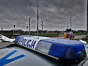 Policjanci i funkcjonariusze Straży Ochrony Kolei podczas wspólnej służby kontrolowali przejazdy kolejowe