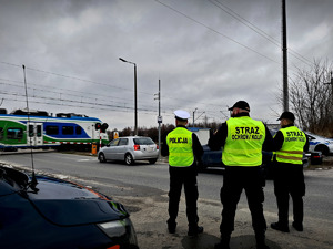 Policjanci i funkcjonariusze Straży Ochrony Kolei podczas wspólnej służby kontrolowali przejazdy kolejowe