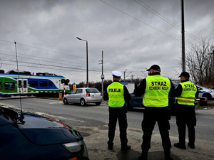 Policjanci i funkcjonariusze Straży Ochrony Kolei podczas wspólnej służby kontrolowali przejazdy kolejowe