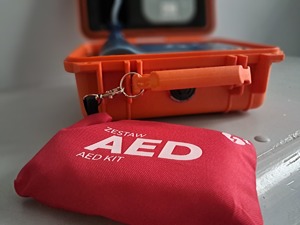 Komenda Powiatowa Policji w Ropczycach została wyposażona w defibrylator AED