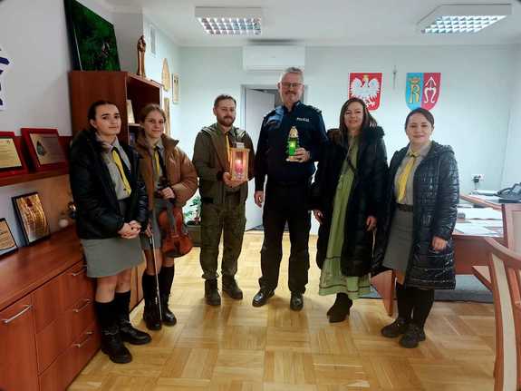 Betlejemskie Światło Pokoju dotarło do Komendy Powiatowej Policji w Ropczycach