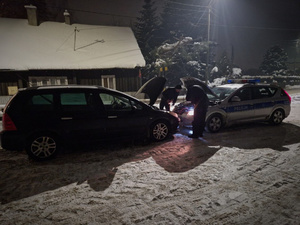 Ropczyccy policjanci pomogli kobiecie uruchomić auto. Pomagamy i chronimy!