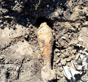 Policjanci zabezpieczali miejsce odnalezienia niewybuchu