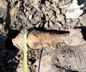 Policjanci zabezpieczali miejsce odnalezienia niewybuchu