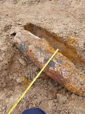 Policjanci zabezpieczali miejsce odnalezienia niewybuchu