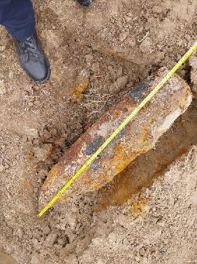 Policjanci zabezpieczali miejsce odnalezienia niewybuchu