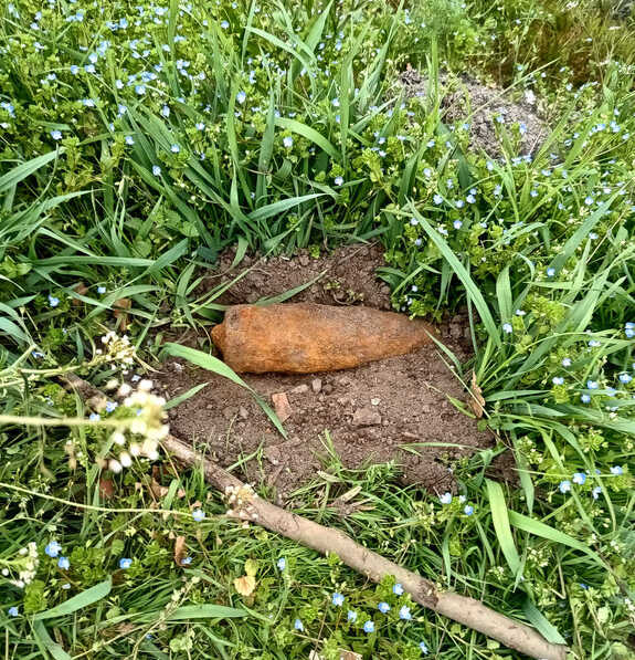 Policjanci zabezpieczali miejsce odnalezienia niewybuchu w Ostrowie