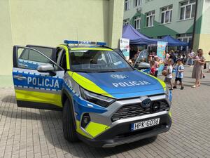 Policjanci podczas pikniku prezentowali radiowozy