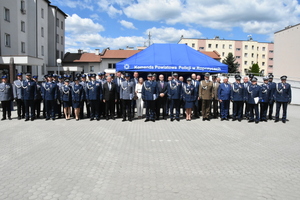 zdjęcie grupowe policjantów i zaproszonych gości