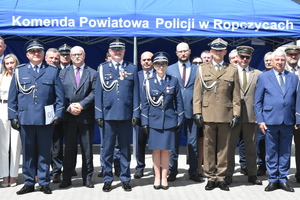 zdjęcie grupowe policjantów i gości