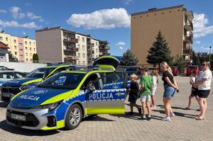 prezentacja radiowozu przed budynkiem komendy